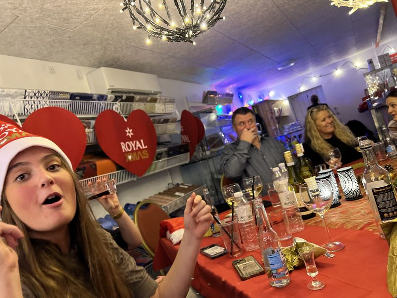 Julefrokost med nissehuer, Royal X-Mas-hjerter, vin, snaps og et langt bord med rød dug