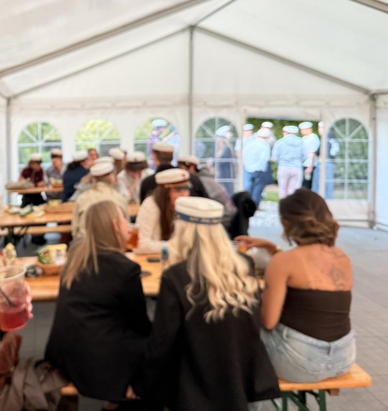 Studenterfest i hvidt festtelt med bord-bænkesæt og fadøl