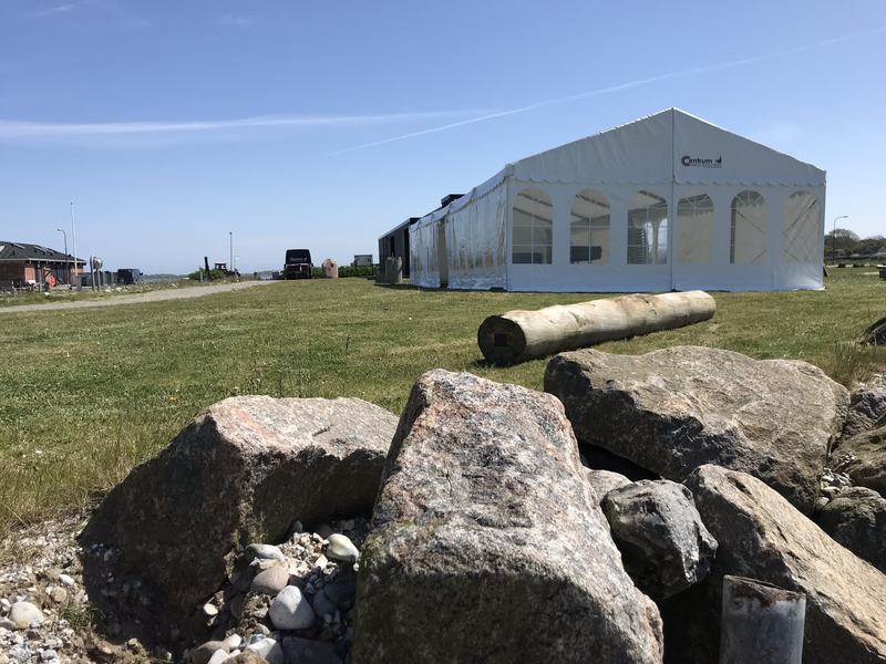 Festtelt på 15 meter stillet op ved havnen på Endelave