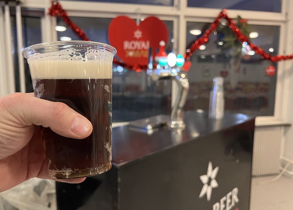 Mørk juleøl i krus foran Royal X-Mas-hjerte og en udskænkningsbar med fadølshane
