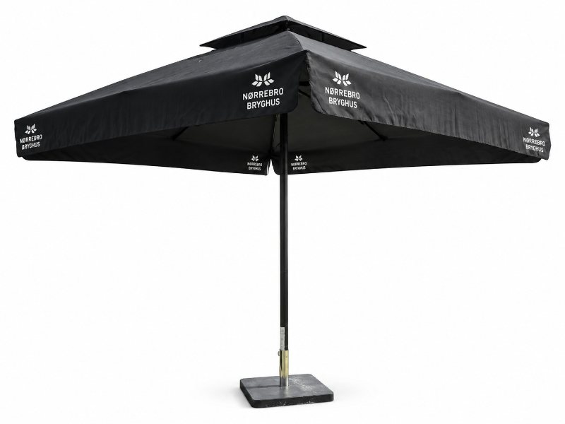 Stor sort parasol Ø300 cm med tung fod – til leje